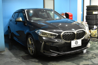 BMW 1シリーズ M135i xDrive ﾌﾙﾀｲﾑ4WD ﾃﾞﾋﾞｭｰ&ｺﾝﾌｫｰﾄ&ﾅﾋﾞｹﾞｰｼｮﾝP ｱﾙｶﾝﾀｰﾗMｽﾎﾟｰﾂｼｰﾄ&ﾌﾞﾚｰｷ 可変ｻｽ ACC LCW ﾗｲﾌﾞｺｯｸﾋﾟｯﾄ ﾀｯﾁﾊﾟﾈﾙﾅﾋﾞ ｱｯﾌﾟﾙｶｰﾌﾟﾚｲ ﾍｷｻｺﾞﾅﾙLEDﾍｯﾄﾞﾗｲﾄ 電動Rｹﾞｰﾄ 2年保証