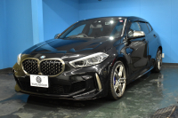 BMW 1シリーズ M135i xDrive ﾌﾙﾀｲﾑ4WD ﾃﾞﾋﾞｭｰ&ｺﾝﾌｫｰﾄ&ﾅﾋﾞｹﾞｰｼｮﾝP ｱﾙｶﾝﾀｰﾗMｽﾎﾟｰﾂｼｰﾄ&ﾌﾞﾚｰｷ 可変ｻｽ ACC LCW ﾗｲﾌﾞｺｯｸﾋﾟｯﾄ ﾀｯﾁﾊﾟﾈﾙﾅﾋﾞ ｱｯﾌﾟﾙｶｰﾌﾟﾚｲ ﾍｷｻｺﾞﾅﾙLEDﾍｯﾄﾞﾗｲﾄ 電動Rｹﾞｰﾄ 2年保証