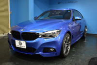 BMW 3シリーズ 320i ｸﾞﾗﾝﾂｰﾘｽﾓ Mｽﾎﾟｰﾂ LCI後期 LEDﾍｯﾄﾞﾗｲﾄ&ﾃｰﾙﾗｲﾄ ﾋｰﾀｰ付黒革 追従ACC 車線変更&逸脱&歩行者警告 衝突軽減ﾌﾞﾚｰｷ TOPﾋﾞｭｰ ｻｲﾄﾞｶﾒﾗ Bｶﾒﾗ 前後PDC 19AW 第5世代横ﾒﾆｭｰ表示型ﾀｯﾁﾊﾟｯﾄﾞ式iﾄﾞﾗｲﾌﾞHDDﾅﾋﾞ 電動Rｹﾞｰﾄ 2年保証