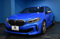 BMW 1シリーズ M135i xDrive 4WD ﾃﾞﾋﾞｭｰP ﾋｰﾀｰ付ﾌﾞﾗｯｸﾚｻﾞｰMｽﾎﾟｰﾂｼｰﾄ 可変ｻｽﾍﾟﾝｼｮﾝ H&Rｽﾎﾟｰﾂｽﾌﾟﾘﾝｸﾞ Mｼｰﾄﾍﾞﾙﾄ HiFiｽﾋﾟｰｶｰ Mｽﾎﾟｰﾂﾌﾞﾚｰｷ ACC BMWﾗｲﾌﾞｺｯｸﾋﾟｯﾄ ﾀｯﾁﾊﾟﾈﾙﾅﾋﾞ ｱｯﾌﾟﾙｶｰﾌﾟﾚｲ ﾍｷｻｺﾞﾅﾙLEDﾍｯﾄﾞﾗｲﾄ 2年保証