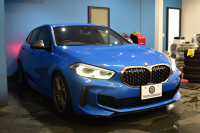 BMW 1シリーズ M135i xDrive 4WD ﾃﾞﾋﾞｭｰP ﾋｰﾀｰ付ﾌﾞﾗｯｸﾚｻﾞｰMｽﾎﾟｰﾂｼｰﾄ 可変ｻｽﾍﾟﾝｼｮﾝ H&Rｽﾎﾟｰﾂｽﾌﾟﾘﾝｸﾞ Mｼｰﾄﾍﾞﾙﾄ HiFiｽﾋﾟｰｶｰ Mｽﾎﾟｰﾂﾌﾞﾚｰｷ ACC BMWﾗｲﾌﾞｺｯｸﾋﾟｯﾄ ﾀｯﾁﾊﾟﾈﾙﾅﾋﾞ ｱｯﾌﾟﾙｶｰﾌﾟﾚｲ ﾍｷｻｺﾞﾅﾙLEDﾍｯﾄﾞﾗｲﾄ 2年保証