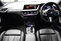 BMW 1シリーズ M135i xDrive 4WD ﾃﾞﾋﾞｭｰP ﾋｰﾀｰ付ﾌﾞﾗｯｸﾚｻﾞｰMｽﾎﾟｰﾂｼｰﾄ 可変ｻｽﾍﾟﾝｼｮﾝ H&Rｽﾎﾟｰﾂｽﾌﾟﾘﾝｸﾞ Mｼｰﾄﾍﾞﾙﾄ HiFiｽﾋﾟｰｶｰ Mｽﾎﾟｰﾂﾌﾞﾚｰｷ ACC BMWﾗｲﾌﾞｺｯｸﾋﾟｯﾄ ﾀｯﾁﾊﾟﾈﾙﾅﾋﾞ ｱｯﾌﾟﾙｶｰﾌﾟﾚｲ ﾍｷｻｺﾞﾅﾙLEDﾍｯﾄﾞﾗｲﾄ 2年保証