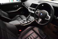 BMW 3シリーズ 330i Mｽﾎﾟｰﾂ 高出力 ﾊｲﾗｲﾝ＆ｺﾝﾌｫｰﾄP ﾋｰﾀｰ付黒革 追従ACC Mｽﾎﾟｰﾂﾌﾞﾚｰｷ 全周囲ｶﾒﾗ3Dﾋﾞｭｰ LEDﾍｯﾄﾞﾗｲﾄ ﾀｯﾁﾊﾟﾈﾙﾅﾋﾞ ｱｯﾌﾟﾙｶｰﾌﾟﾚｲ ﾜｲﾔﾚｽ充電 ｳｯﾄﾞｲﾝﾃﾘｱ 電動ﾄﾗﾝｸ 18AW 2年保証