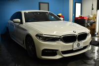 BMW 5シリーズ 530e Mｽﾎﾟｰﾂ PHEV ﾃﾞﾋﾞｭｰP ｿﾌﾄｸﾛｰｽﾞﾄﾞｱ 全席ﾋｰﾀｰ付黒革 LEDﾍｯﾄﾞﾗｲﾄ 追従ACC HUD ｼﾞｪｽﾁｬｰｺﾝﾄﾛｰﾙ 車線変更&逸脱警告 衝突軽減B ﾀｯﾁﾊﾟﾈﾙ対応iﾄﾞﾗｲﾌﾞHDDﾅﾋﾞﾌﾙｾｸﾞ 3Dﾋﾞｭｰ全周囲ｶﾒﾗ 液晶ﾒｰﾀｰ 電動ﾄﾗﾝｸ  KW車高調 19AW 2年保証