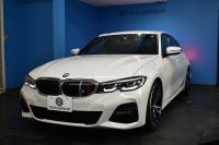 BMW 3シリーズ 320i Mｽﾎﾟｰﾂ ﾃﾞﾋﾞｭｰ&ｺﾝﾌｫｰﾄP ﾋｰﾀｰ付ﾌﾞﾗｯｸﾚｻﾞｰ ｵﾌﾟｼｮﾝ19AW 全周囲ｶﾒﾗ ﾀｯﾁﾊﾟﾈﾙﾅﾋﾞ ﾌﾙｾｸﾞTV ｱｯﾌﾟﾙｶｰﾌﾟﾚｲ 追従ACC LEDﾍｯﾄﾞﾗｲﾄ 電動ﾄﾗﾝｸ 側面衝突&車線変更&逸脱&歩行者警告 液晶ﾒｰﾀｰ 後退ｱｼｽﾄ Pｱｼｽﾄ 2年保証