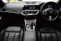 BMW 3シリーズ 320i Mｽﾎﾟｰﾂ ﾃﾞﾋﾞｭｰ&ｺﾝﾌｫｰﾄP ﾋｰﾀｰ付ﾌﾞﾗｯｸﾚｻﾞｰ ｵﾌﾟｼｮﾝ19AW 全周囲ｶﾒﾗ ﾀｯﾁﾊﾟﾈﾙﾅﾋﾞ ﾌﾙｾｸﾞTV ｱｯﾌﾟﾙｶｰﾌﾟﾚｲ 追従ACC LEDﾍｯﾄﾞﾗｲﾄ 電動ﾄﾗﾝｸ 側面衝突&車線変更&逸脱&歩行者警告 液晶ﾒｰﾀｰ 後退ｱｼｽﾄ Pｱｼｽﾄ 2年保証