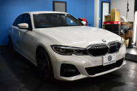 BMW 3シリーズ 320i Mｽﾎﾟｰﾂ ﾃﾞﾋﾞｭｰ&ｺﾝﾌｫｰﾄP ﾋｰﾀｰ付ﾌﾞﾗｯｸﾚｻﾞｰ ｵﾌﾟｼｮﾝ19AW 全周囲ｶﾒﾗ ﾀｯﾁﾊﾟﾈﾙﾅﾋﾞ ﾌﾙｾｸﾞTV ｱｯﾌﾟﾙｶｰﾌﾟﾚｲ 追従ACC LEDﾍｯﾄﾞﾗｲﾄ 電動ﾄﾗﾝｸ 側面衝突&車線変更&逸脱&歩行者警告 液晶ﾒｰﾀｰ 後退ｱｼｽﾄ Pｱｼｽﾄ 2年保証