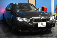 BMW 3シリーズ M340i Xﾄﾞﾗｲﾌﾞ 新車保証R6年10月迄 ｵﾌﾟｼｮﾝ/Mｽﾎﾟｰﾂｼｰﾄ ﾋｰﾀｰ付ｺﾆｬｯｸ革 ACｼｭﾆｯﾂｧｰ20AW ACC HUD ﾚｰｻﾞｰLEDﾗｲﾄ 可変Mｻｽ Mﾌﾞﾚｰｷ H&Rﾀﾞｳﾝｻｽ ｼﾞｪｽﾁｬｰC ﾊｰﾏﾝｶｰﾄﾞﾝｽﾋﾟｰｶｰ 側面衝突&車線変更&逸脱警告 後退ｱｼｽﾄ Pｱｼｽﾄ ﾀｯﾁﾊﾟﾈﾙﾅﾋﾞ