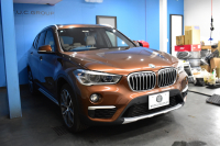 BMW X1 Xdrive25i Xﾗｲﾝ 4WD ﾊﾟﾉﾗﾏSR ﾊｲﾗｲﾝ&ｺﾝﾌｫｰﾄP 追従ACC ﾋｰﾀｰ付電動白革 ﾀｯﾁﾊﾟｯﾄﾞﾅﾋﾞBｶﾒﾗ Pｱｼｽﾄ前後PDC 衝突軽減B 車線逸脱&歩行者警告 電動Rｹﾞｰﾄ ｳｯﾄﾞｲﾝﾃﾘｱ ﾄﾞﾗﾊﾟﾌｫ 19AW 2年保証