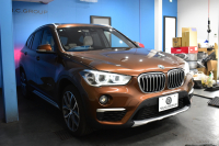 BMW X1 Xdrive25i Xﾗｲﾝ 4WD ﾊﾟﾉﾗﾏSR ﾊｲﾗｲﾝ&ｺﾝﾌｫｰﾄP 追従ACC ﾋｰﾀｰ付電動白革 ﾀｯﾁﾊﾟｯﾄﾞﾅﾋﾞBｶﾒﾗ Pｱｼｽﾄ前後PDC 衝突軽減B 車線逸脱&歩行者警告 電動Rｹﾞｰﾄ ｳｯﾄﾞｲﾝﾃﾘｱ ﾄﾞﾗﾊﾟﾌｫ 19AW 2年保証