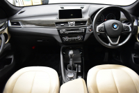 BMW X1 Xdrive25i Xﾗｲﾝ 4WD ﾊﾟﾉﾗﾏSR ﾊｲﾗｲﾝ&ｺﾝﾌｫｰﾄP 追従ACC ﾋｰﾀｰ付電動白革 ﾀｯﾁﾊﾟｯﾄﾞﾅﾋﾞBｶﾒﾗ Pｱｼｽﾄ前後PDC 衝突軽減B 車線逸脱&歩行者警告 電動Rｹﾞｰﾄ ｳｯﾄﾞｲﾝﾃﾘｱ ﾄﾞﾗﾊﾟﾌｫ 19AW 2年保証