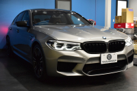 BMW Mシリーズ M5 V8ﾂｲﾝﾀｰﾎﾞ600馬力 MxDrive（4WD//2WD切替可）1ｵｰﾅｰ ｺﾝﾌｫｰﾄP  全席ﾋｰﾀｰ&前席ﾍﾞﾝﾁﾚｰｼｮﾝ&ﾏｯｻｰｼﾞ付ﾌﾞﾗｳﾝ&ﾌﾞﾗｯｸﾚｻﾞｰ ｽﾃｱﾘﾝｸﾞﾋｰﾀｰ ｱﾝﾋﾞｴﾝﾄｴｱP ﾀﾞｰｸｶｰﾎﾞﾝｲﾝﾃﾘｱ 追従ACC LCW LEDﾍｯﾄﾞﾗｲﾄ HUD 液晶ﾒｰﾀｰ 3Dﾋﾞｭｰ 20AW 2年保証