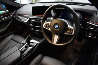 BMW 5シリーズ 530i Mｽﾎﾟｰﾂ 高出力ﾓﾃﾞﾙ ｲﾉﾍﾞｰｼｮﾝ&ｺﾝﾌｫｰﾄ&ﾊｲﾗｲﾝP 全席ﾋｰﾀｰ付黒革 前席ﾏｯｻｰｼﾞ&ﾍﾞﾝﾁﾚｰﾀｰ ｿﾌﾄｸﾛｰｽﾞﾄﾞｱ HUD LEDﾍｯﾄﾞﾗｲﾄ ACC LCW 液晶ﾒｰﾀｰ ﾀｯﾁﾊﾟﾈﾙ対応iﾄﾞﾗｲﾌﾞHDDﾅﾋﾞﾌﾙｾｸﾞ ｼﾞｪｽﾁｬｰ 3Dﾋﾞｭｰ 電動ﾄﾗﾝｸ ﾘﾓｰﾄP 2年保証