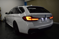 BMW 5シリーズ 530i ﾂｰﾘﾝｸﾞ Mｽﾎﾟｰﾂ LCI後期 ｴｸｽｸﾙｰｼﾌﾞﾅｯﾊﾟﾚｻﾞｰP 全席ﾋｰﾀｰ&前席ﾍﾞﾝﾁﾚｰｼｮﾝ付ｴｸｽｸﾙｰｼﾌﾞﾅｯﾊﾟ黒革 新ﾃﾞｻﾞｲﾝLEDﾍｯﾄﾞﾗｲﾄ ACｼｭﾆｯﾂｧｰ20AW CPMﾛｱﾚｲﾝﾌｫｰｽﾒﾝﾄ 可変ｻｽﾍﾟﾝｼｮﾝ ﾗｲﾌﾞｺｸﾋﾟｯﾄ ACC HUD LCW TV3Dﾋﾞｭｰ 2年保証