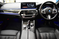 BMW 5シリーズ 530i ﾂｰﾘﾝｸﾞ Mｽﾎﾟｰﾂ LCI後期 ｴｸｽｸﾙｰｼﾌﾞﾅｯﾊﾟﾚｻﾞｰP 全席ﾋｰﾀｰ&前席ﾍﾞﾝﾁﾚｰｼｮﾝ付ｴｸｽｸﾙｰｼﾌﾞﾅｯﾊﾟ黒革 新ﾃﾞｻﾞｲﾝLEDﾍｯﾄﾞﾗｲﾄ ACｼｭﾆｯﾂｧｰ20AW CPMﾛｱﾚｲﾝﾌｫｰｽﾒﾝﾄ 可変ｻｽﾍﾟﾝｼｮﾝ ﾗｲﾌﾞｺｸﾋﾟｯﾄ ACC HUD LCW TV3Dﾋﾞｭｰ 2年保証