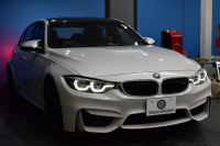 BMW Mシリーズ M3ｾﾀﾞﾝ 後期 MDCT  ｱﾀﾞﾌﾟﾃｨﾌﾞﾍｷｻｺﾞﾅﾙLEDﾍｯﾄﾞﾗｲﾄ ﾋｰﾀｰ付赤革 ｶｰﾎﾞﾝﾙｰﾌ&ｲﾝﾃﾘｱ ﾀｯﾁﾊﾟﾈﾙﾅﾋﾞﾊｰﾏﾝｶｰﾄﾞﾝ  ﾌﾙｾｸﾞBｶﾒﾗ前後PDC HUD 7速DCT ｵﾌﾟｼｮﾝ19AW 衝突軽減ﾌﾞﾚｰｷ 車線変更&車線逸脱&歩行者警告 2年保証