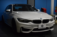 BMW Mシリーズ M3ｾﾀﾞﾝ 後期 MDCT  ｱﾀﾞﾌﾟﾃｨﾌﾞﾍｷｻｺﾞﾅﾙLEDﾍｯﾄﾞﾗｲﾄ ﾋｰﾀｰ付赤革 ｶｰﾎﾞﾝﾙｰﾌ&ｲﾝﾃﾘｱ ﾀｯﾁﾊﾟﾈﾙﾅﾋﾞﾊｰﾏﾝｶｰﾄﾞﾝ  ﾌﾙｾｸﾞBｶﾒﾗ前後PDC HUD 7速DCT ｵﾌﾟｼｮﾝ19AW 衝突軽減ﾌﾞﾚｰｷ 車線変更&車線逸脱&歩行者警告 2年保証