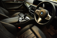 BMW 5シリーズ 523i ﾂｰﾘﾝｸﾞ Mｽﾎﾟｰﾂ 1ｵｰﾅｰ ｾﾚｸﾄ&ﾊｲﾗｲﾝP ﾊﾟﾉﾗﾏｻﾝR 4ｿﾞｰﾝAC 変更後全面液晶ﾒｰﾀｰ Mﾊﾟﾌｫｰﾏﾝｽ20AW 全席ﾋｰﾀｰ付黒革 HUD LEDﾍｯﾄﾞﾗｲﾄ 追従ACC 車線変更&逸脱警告 衝突軽減B ﾀｯﾁﾊﾟﾈﾙHDDﾅﾋﾞ 全周囲ｶﾒﾗ3Dﾋﾞｭｰ ﾊｰﾏﾝｶｰﾄﾞﾝ 電動Rｹﾞｰﾄ 2年保証