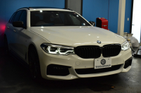 BMW 5シリーズ 523i ﾂｰﾘﾝｸﾞ Mｽﾎﾟｰﾂ 1ｵｰﾅｰ ｾﾚｸﾄ&ﾊｲﾗｲﾝP ﾊﾟﾉﾗﾏｻﾝR 4ｿﾞｰﾝAC 変更後全面液晶ﾒｰﾀｰ Mﾊﾟﾌｫｰﾏﾝｽ20AW 全席ﾋｰﾀｰ付黒革 HUD LEDﾍｯﾄﾞﾗｲﾄ 追従ACC 車線変更&逸脱警告 衝突軽減B ﾀｯﾁﾊﾟﾈﾙHDDﾅﾋﾞ 全周囲ｶﾒﾗ3Dﾋﾞｭｰ ﾊｰﾏﾝｶｰﾄﾞﾝ 電動Rｹﾞｰﾄ 2年保証