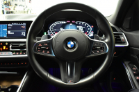 BMW 3シリーズ 330i Mｽﾎﾟｰﾂ 高出力 ｲﾉﾍﾞｰｼｮﾝ&ﾊｲﾗｲﾝ&ｺﾝﾌｫｰﾄP ﾚｰｻﾞｰLEDﾗｲﾄ ﾋｰﾀｰ付黒革 ACC HUD ﾚｲｽﾞ19AW ｱｲﾊﾞｯﾊﾀﾞｳﾝｻｽ Mｽﾎﾟｰﾂﾌﾞﾚｰｷ ﾊﾟｰｷﾝｸﾞｱｼｽﾄ+ 全周囲ｶﾒﾗ ｼﾞｪｽﾁｬｰC対応ﾀｯﾁﾊﾟﾈﾙﾅﾋﾞ ｱｯﾌﾟﾙｶｰﾌﾟﾚｲ  2年保証