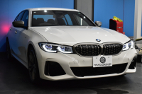 BMW 3シリーズ M340i Xﾄﾞﾗｲﾌﾞ ｵﾌﾟｼｮﾝMｽﾎﾟｰﾂｼｰﾄ ﾋｰﾀｰ付黒革 ACC HUD ﾚｰｻﾞｰLEDﾗｲﾄ 可変Mｻｽ Mｽﾎﾟｰﾂﾌﾞﾚｰｷ ｼﾞｪｽﾁｬｰC ﾊｰﾏﾝｶｰﾄﾞﾝｽﾋﾟｰｶｰ 側面衝突&車線変更&逸脱警告 後退ｱｼｽﾄ ﾀｯﾁﾊﾟﾈﾙﾅﾋﾞ全周囲ｶﾒﾗ 電動ﾄﾗﾝｸ 2年保証