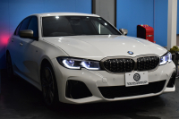 BMW 3シリーズ M340i Xﾄﾞﾗｲﾌﾞ R7年4月迄新車保証付 ﾋｰﾀｰ付黒革 ACC HUD ﾚｰｻﾞｰLEDﾗｲﾄ 可変Mｻｽ Mｽﾎﾟｰﾂﾌﾞﾚｰｷ harman/kardon 側面衝突&車線変更&逸脱警告 後退ｱｼｽﾄ ｼﾞｪｽﾁｬｰC付ﾀｯﾁﾊﾟﾈﾙﾅﾋﾞ全周囲ｶﾒﾗ 電動ﾄﾗﾝｸ 2年保証