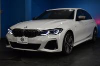 BMW 3シリーズ M340i Xﾄﾞﾗｲﾌﾞ R7年4月迄新車保証付 ﾋｰﾀｰ付黒革 ACC HUD ﾚｰｻﾞｰLEDﾗｲﾄ 可変Mｻｽ Mｽﾎﾟｰﾂﾌﾞﾚｰｷ harman/kardon 側面衝突&車線変更&逸脱警告 後退ｱｼｽﾄ ｼﾞｪｽﾁｬｰC付ﾀｯﾁﾊﾟﾈﾙﾅﾋﾞ全周囲ｶﾒﾗ 電動ﾄﾗﾝｸ 2年保証