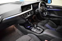 BMW 1シリーズ M135i xDrive ｽﾄﾘｰﾄﾚｰｻｰ 40台限定車 新車保証R7年8月迄 Mperformanceﾊﾟｰﾂ 4WD 可変ｻｽﾍﾟﾝｼｮﾝ Mｽﾎﾟｰﾂﾌﾞﾚｰｷ ACC BMWﾗｲﾌﾞｺｯｸﾋﾟｯﾄ ﾋｰﾀｰ付ｱﾙｶﾝﾀｰﾗｺﾝﾋﾞｽﾎﾟｰﾂｼｰﾄ ﾀｯﾁﾊﾟﾈﾙﾅﾋﾞ ｱｯﾌﾟﾙｶｰﾌﾟﾚｲ LEDﾍｯﾄﾞﾗｲﾄ 2年保証