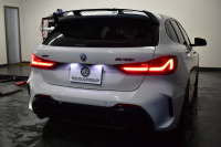 BMW 1シリーズ M135i xDrive ｽﾄﾘｰﾄﾚｰｻｰ 40台限定車 新車保証R7年8月迄 Mperformanceﾊﾟｰﾂ 4WD 可変ｻｽﾍﾟﾝｼｮﾝ Mｽﾎﾟｰﾂﾌﾞﾚｰｷ ACC BMWﾗｲﾌﾞｺｯｸﾋﾟｯﾄ ﾋｰﾀｰ付ｱﾙｶﾝﾀｰﾗｺﾝﾋﾞｽﾎﾟｰﾂｼｰﾄ ﾀｯﾁﾊﾟﾈﾙﾅﾋﾞ ｱｯﾌﾟﾙｶｰﾌﾟﾚｲ LEDﾍｯﾄﾞﾗｲﾄ 2年保証