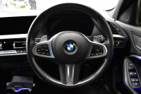 BMW 1シリーズ M135i xDrive ｽﾄﾘｰﾄﾚｰｻｰ 40台限定車 新車保証R7年8月迄 Mperformanceﾊﾟｰﾂ 4WD 可変ｻｽﾍﾟﾝｼｮﾝ Mｽﾎﾟｰﾂﾌﾞﾚｰｷ ACC BMWﾗｲﾌﾞｺｯｸﾋﾟｯﾄ ﾋｰﾀｰ付ｱﾙｶﾝﾀｰﾗｺﾝﾋﾞｽﾎﾟｰﾂｼｰﾄ ﾀｯﾁﾊﾟﾈﾙﾅﾋﾞ ｱｯﾌﾟﾙｶｰﾌﾟﾚｲ LEDﾍｯﾄﾞﾗｲﾄ 2年保証