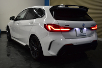 BMW 1シリーズ M135i xDrive ｽﾄﾘｰﾄﾚｰｻｰ 40台限定車 新車保証R7年8月迄 Mperformanceﾊﾟｰﾂ 4WD 可変ｻｽﾍﾟﾝｼｮﾝ Mｽﾎﾟｰﾂﾌﾞﾚｰｷ ACC BMWﾗｲﾌﾞｺｯｸﾋﾟｯﾄ ﾋｰﾀｰ付ｱﾙｶﾝﾀｰﾗｺﾝﾋﾞｽﾎﾟｰﾂｼｰﾄ ﾀｯﾁﾊﾟﾈﾙﾅﾋﾞ ｱｯﾌﾟﾙｶｰﾌﾟﾚｲ LEDﾍｯﾄﾞﾗｲﾄ 2年保証