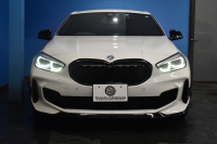 BMW 1シリーズ M135i xDrive ｽﾄﾘｰﾄﾚｰｻｰ 40台限定車 新車保証R7年8月迄 Mperformanceﾊﾟｰﾂ 4WD 可変ｻｽﾍﾟﾝｼｮﾝ Mｽﾎﾟｰﾂﾌﾞﾚｰｷ ACC BMWﾗｲﾌﾞｺｯｸﾋﾟｯﾄ ﾋｰﾀｰ付ｱﾙｶﾝﾀｰﾗｺﾝﾋﾞｽﾎﾟｰﾂｼｰﾄ ﾀｯﾁﾊﾟﾈﾙﾅﾋﾞ ｱｯﾌﾟﾙｶｰﾌﾟﾚｲ LEDﾍｯﾄﾞﾗｲﾄ 2年保証