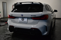 BMW 1シリーズ M135i xDrive ｽﾄﾘｰﾄﾚｰｻｰ 40台限定車 新車保証R7年8月迄 Mperformanceﾊﾟｰﾂ 4WD 可変ｻｽﾍﾟﾝｼｮﾝ Mｽﾎﾟｰﾂﾌﾞﾚｰｷ ACC BMWﾗｲﾌﾞｺｯｸﾋﾟｯﾄ ﾋｰﾀｰ付ｱﾙｶﾝﾀｰﾗｺﾝﾋﾞｽﾎﾟｰﾂｼｰﾄ ﾀｯﾁﾊﾟﾈﾙﾅﾋﾞ ｱｯﾌﾟﾙｶｰﾌﾟﾚｲ LEDﾍｯﾄﾞﾗｲﾄ 2年保証