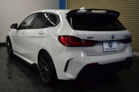 BMW 1シリーズ M135i xDrive ｽﾄﾘｰﾄﾚｰｻｰ 40台限定車 新車保証R7年8月迄 Mperformanceﾊﾟｰﾂ 4WD 可変ｻｽﾍﾟﾝｼｮﾝ Mｽﾎﾟｰﾂﾌﾞﾚｰｷ ACC BMWﾗｲﾌﾞｺｯｸﾋﾟｯﾄ ﾋｰﾀｰ付ｱﾙｶﾝﾀｰﾗｺﾝﾋﾞｽﾎﾟｰﾂｼｰﾄ ﾀｯﾁﾊﾟﾈﾙﾅﾋﾞ ｱｯﾌﾟﾙｶｰﾌﾟﾚｲ LEDﾍｯﾄﾞﾗｲﾄ 2年保証