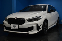 BMW 1シリーズ M135i xDrive ｽﾄﾘｰﾄﾚｰｻｰ 40台限定車 新車保証R7年8月迄 Mperformanceﾊﾟｰﾂ 4WD 可変ｻｽﾍﾟﾝｼｮﾝ Mｽﾎﾟｰﾂﾌﾞﾚｰｷ ACC BMWﾗｲﾌﾞｺｯｸﾋﾟｯﾄ ﾋｰﾀｰ付ｱﾙｶﾝﾀｰﾗｺﾝﾋﾞｽﾎﾟｰﾂｼｰﾄ ﾀｯﾁﾊﾟﾈﾙﾅﾋﾞ ｱｯﾌﾟﾙｶｰﾌﾟﾚｲ LEDﾍｯﾄﾞﾗｲﾄ 2年保証
