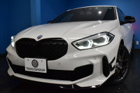 BMW 1シリーズ M135i xDrive ｽﾄﾘｰﾄﾚｰｻｰ 40台限定車 新車保証R7年8月迄 Mperformanceﾊﾟｰﾂ 4WD 可変ｻｽﾍﾟﾝｼｮﾝ Mｽﾎﾟｰﾂﾌﾞﾚｰｷ ACC BMWﾗｲﾌﾞｺｯｸﾋﾟｯﾄ ﾋｰﾀｰ付ｱﾙｶﾝﾀｰﾗｺﾝﾋﾞｽﾎﾟｰﾂｼｰﾄ ﾀｯﾁﾊﾟﾈﾙﾅﾋﾞ ｱｯﾌﾟﾙｶｰﾌﾟﾚｲ LEDﾍｯﾄﾞﾗｲﾄ 2年保証