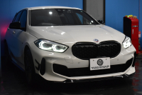 BMW 1シリーズ M135i xDrive ｽﾄﾘｰﾄﾚｰｻｰ 40台限定車 新車保証R7年8月迄 Mperformanceﾊﾟｰﾂ 4WD 可変ｻｽﾍﾟﾝｼｮﾝ Mｽﾎﾟｰﾂﾌﾞﾚｰｷ ACC BMWﾗｲﾌﾞｺｯｸﾋﾟｯﾄ ﾋｰﾀｰ付ｱﾙｶﾝﾀｰﾗｺﾝﾋﾞｽﾎﾟｰﾂｼｰﾄ ﾀｯﾁﾊﾟﾈﾙﾅﾋﾞ ｱｯﾌﾟﾙｶｰﾌﾟﾚｲ LEDﾍｯﾄﾞﾗｲﾄ 2年保証