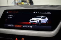 BMW 1シリーズ M135i xDrive ｽﾄﾘｰﾄﾚｰｻｰ 40台限定車 新車保証R7年8月迄 Mperformanceﾊﾟｰﾂ 4WD 可変ｻｽﾍﾟﾝｼｮﾝ Mｽﾎﾟｰﾂﾌﾞﾚｰｷ ACC BMWﾗｲﾌﾞｺｯｸﾋﾟｯﾄ ﾋｰﾀｰ付ｱﾙｶﾝﾀｰﾗｺﾝﾋﾞｽﾎﾟｰﾂｼｰﾄ ﾀｯﾁﾊﾟﾈﾙﾅﾋﾞ ｱｯﾌﾟﾙｶｰﾌﾟﾚｲ LEDﾍｯﾄﾞﾗｲﾄ 2年保証