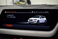 BMW 1シリーズ M135i xDrive ｽﾄﾘｰﾄﾚｰｻｰ 40台限定車 新車保証R7年8月迄 Mperformanceﾊﾟｰﾂ 4WD 可変ｻｽﾍﾟﾝｼｮﾝ Mｽﾎﾟｰﾂﾌﾞﾚｰｷ ACC BMWﾗｲﾌﾞｺｯｸﾋﾟｯﾄ ﾋｰﾀｰ付ｱﾙｶﾝﾀｰﾗｺﾝﾋﾞｽﾎﾟｰﾂｼｰﾄ ﾀｯﾁﾊﾟﾈﾙﾅﾋﾞ ｱｯﾌﾟﾙｶｰﾌﾟﾚｲ LEDﾍｯﾄﾞﾗｲﾄ 2年保証