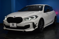 BMW 1シリーズ M135i xDrive ｽﾄﾘｰﾄﾚｰｻｰ 40台限定車 新車保証R7年8月迄 Mperformanceﾊﾟｰﾂ 4WD 可変ｻｽﾍﾟﾝｼｮﾝ Mｽﾎﾟｰﾂﾌﾞﾚｰｷ ACC BMWﾗｲﾌﾞｺｯｸﾋﾟｯﾄ ﾋｰﾀｰ付ｱﾙｶﾝﾀｰﾗｺﾝﾋﾞｽﾎﾟｰﾂｼｰﾄ ﾀｯﾁﾊﾟﾈﾙﾅﾋﾞ ｱｯﾌﾟﾙｶｰﾌﾟﾚｲ LEDﾍｯﾄﾞﾗｲﾄ 2年保証