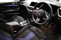 BMW 1シリーズ M135i xDrive ｽﾄﾘｰﾄﾚｰｻｰ 40台限定車 新車保証R7年8月迄 Mperformanceﾊﾟｰﾂ 4WD 可変ｻｽﾍﾟﾝｼｮﾝ Mｽﾎﾟｰﾂﾌﾞﾚｰｷ ACC BMWﾗｲﾌﾞｺｯｸﾋﾟｯﾄ ﾋｰﾀｰ付ｱﾙｶﾝﾀｰﾗｺﾝﾋﾞｽﾎﾟｰﾂｼｰﾄ ﾀｯﾁﾊﾟﾈﾙﾅﾋﾞ ｱｯﾌﾟﾙｶｰﾌﾟﾚｲ LEDﾍｯﾄﾞﾗｲﾄ 2年保証