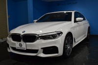 BMW 5シリーズ 530e Mｽﾎﾟｰﾂ PHEV ｻﾝR ｲﾉﾍﾞｰｼｮﾝ&ﾊｲﾗｲﾝP 変更後全面液晶ﾒｰﾀｰ 4ｿﾞｰﾝAC 全席ﾋｰﾀｰ付黒革 Mｽﾎﾟｰﾂﾌﾞﾚｰｷ LEDﾍｯﾄﾞﾗｲﾄ ACC HUD LCW ﾊｰﾏﾝｶｰﾄﾞﾝ  ｼﾞｪｽﾁｬｰC付ﾀｯﾁﾊﾟﾈﾙHDDﾅﾋﾞﾌﾙｾｸﾞ 全周ｶﾒﾗ3Dﾋﾞｭｰ 電動ﾄﾗﾝｸ 19AW ﾜｲﾔﾚｽ充電 2年保証