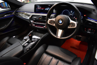 BMW 5シリーズ 530e Mｽﾎﾟｰﾂ PHEV ｻﾝR ｲﾉﾍﾞｰｼｮﾝ&ﾊｲﾗｲﾝP 変更後全面液晶ﾒｰﾀｰ 4ｿﾞｰﾝAC 全席ﾋｰﾀｰ付黒革 Mｽﾎﾟｰﾂﾌﾞﾚｰｷ LEDﾍｯﾄﾞﾗｲﾄ ACC HUD LCW ﾊｰﾏﾝｶｰﾄﾞﾝ  ｼﾞｪｽﾁｬｰC付ﾀｯﾁﾊﾟﾈﾙHDDﾅﾋﾞﾌﾙｾｸﾞ 全周ｶﾒﾗ3Dﾋﾞｭｰ 電動ﾄﾗﾝｸ 19AW ﾜｲﾔﾚｽ充電 2年保証