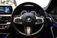 BMW 5シリーズ 530e Mｽﾎﾟｰﾂ PHEV ｻﾝR ｲﾉﾍﾞｰｼｮﾝ&ﾊｲﾗｲﾝP 変更後全面液晶ﾒｰﾀｰ 4ｿﾞｰﾝAC 全席ﾋｰﾀｰ付黒革 Mｽﾎﾟｰﾂﾌﾞﾚｰｷ LEDﾍｯﾄﾞﾗｲﾄ ACC HUD LCW ﾊｰﾏﾝｶｰﾄﾞﾝ  ｼﾞｪｽﾁｬｰC付ﾀｯﾁﾊﾟﾈﾙHDDﾅﾋﾞﾌﾙｾｸﾞ 全周ｶﾒﾗ3Dﾋﾞｭｰ 電動ﾄﾗﾝｸ 19AW ﾜｲﾔﾚｽ充電 2年保証