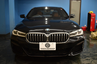 BMW 5シリーズ 530e Mｽﾎﾟｰﾂ ｴﾃﾞｨｼｮﾝｼﾞｮｲ+ LCI後期 PHEV 全席ﾋｰﾀｰ付茶革 新ﾃﾞｻﾞｲﾝLEDﾍｯﾄﾞﾗｲﾄ 可変ｻｽﾍﾟﾝｼｮﾝ ﾗｲﾌﾞｺｸﾋﾟｯﾄ ACC HUD LCW ﾀｯﾁﾊﾟﾈﾙﾅﾋﾞ3Dﾋﾞｭｰ全周囲ｶﾒ ﾌﾙｾｸﾞ 電動ﾄﾗﾝｸ 2年保証