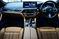 BMW 5シリーズ 530e Mｽﾎﾟｰﾂ ｴﾃﾞｨｼｮﾝｼﾞｮｲ+ LCI後期 PHEV 全席ﾋｰﾀｰ付茶革 新ﾃﾞｻﾞｲﾝLEDﾍｯﾄﾞﾗｲﾄ 可変ｻｽﾍﾟﾝｼｮﾝ ﾗｲﾌﾞｺｸﾋﾟｯﾄ ACC HUD LCW ﾀｯﾁﾊﾟﾈﾙﾅﾋﾞ3Dﾋﾞｭｰ全周囲ｶﾒ ﾌﾙｾｸﾞ 電動ﾄﾗﾝｸ 2年保証