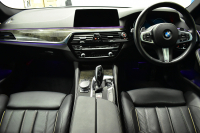 BMW 5シリーズ 530i Mｽﾎﾟｰﾂ ｲﾉﾍﾞｰｼｮﾝ＆ﾊｲﾗｲﾝP ｻﾝﾙｰﾌ 液晶ﾒｰﾀｰ  高出力ﾓﾃﾞﾙ  全席ﾋｰﾀｰ付黒革 HUD LEDﾍｯﾄﾞﾗｲﾄ 追従ACC 車線変更警告 ﾜｲﾔﾚｽ充電 ｼﾞｪｽﾁｬｰC ﾀｯﾁﾊﾟﾈﾙ対応iﾄﾞﾗｲﾌﾞHDDﾅﾋﾞﾌﾙｾｸﾞ 3Dﾋﾞｭｰ Pｱｼｽﾄﾌﾟﾗｽ 電動ﾄﾗﾝｸ 2年保証