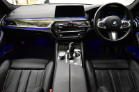 BMW 5シリーズ 530i Mｽﾎﾟｰﾂ ｲﾉﾍﾞｰｼｮﾝ＆ﾊｲﾗｲﾝP ｻﾝﾙｰﾌ 液晶ﾒｰﾀｰ  高出力ﾓﾃﾞﾙ  全席ﾋｰﾀｰ付黒革 HUD LEDﾍｯﾄﾞﾗｲﾄ 追従ACC 車線変更警告 ﾜｲﾔﾚｽ充電 ｼﾞｪｽﾁｬｰC ﾀｯﾁﾊﾟﾈﾙ対応iﾄﾞﾗｲﾌﾞHDDﾅﾋﾞﾌﾙｾｸﾞ 3Dﾋﾞｭｰ Pｱｼｽﾄﾌﾟﾗｽ 電動ﾄﾗﾝｸ 2年保証