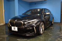 BMW 1シリーズ M135i xDrive 期間限定特別掲載 4WD ﾃﾞﾋﾞｭｰP ﾋｰﾀｰ付電動Mｽﾎﾟｰﾂｼｰﾄ 可変ｻｽﾍﾟﾝｼｮﾝ Mｼｰﾄﾍﾞﾙﾄ Mｽﾎﾟｰﾂﾌﾞﾚｰｷ 追従ACC BMWﾗｲﾌﾞｺｯｸﾋﾟｯﾄ ﾀｯﾁﾊﾟﾈﾙﾅﾋﾞ ｱｯﾌﾟﾙｶｰﾌﾟﾚｲ LEDﾍｯﾄﾞﾗｲﾄ 電動Rｹﾞｰﾄ 2年保証