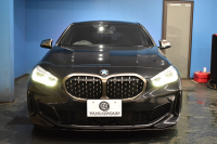 BMW 1シリーズ M135i xDrive 期間限定特別掲載 4WD ﾃﾞﾋﾞｭｰP ﾋｰﾀｰ付電動Mｽﾎﾟｰﾂｼｰﾄ 可変ｻｽﾍﾟﾝｼｮﾝ Mｼｰﾄﾍﾞﾙﾄ Mｽﾎﾟｰﾂﾌﾞﾚｰｷ 追従ACC BMWﾗｲﾌﾞｺｯｸﾋﾟｯﾄ ﾀｯﾁﾊﾟﾈﾙﾅﾋﾞ ｱｯﾌﾟﾙｶｰﾌﾟﾚｲ LEDﾍｯﾄﾞﾗｲﾄ 電動Rｹﾞｰﾄ 2年保証